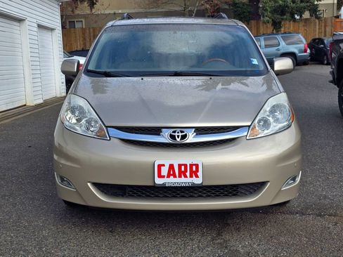 Used 2010 Toyota Sienna XLE image 8