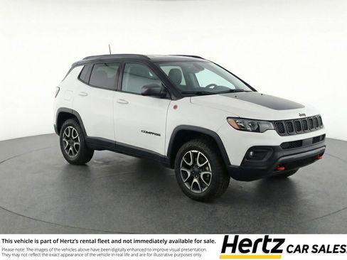 Used 2025 Jeep Compass Trailhawk image 1
