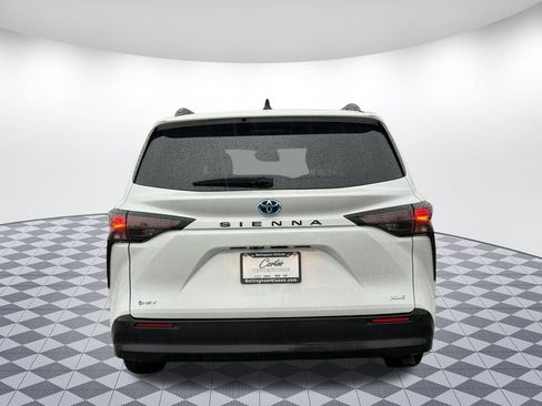 Used 2025 Toyota Sienna XLE image 6