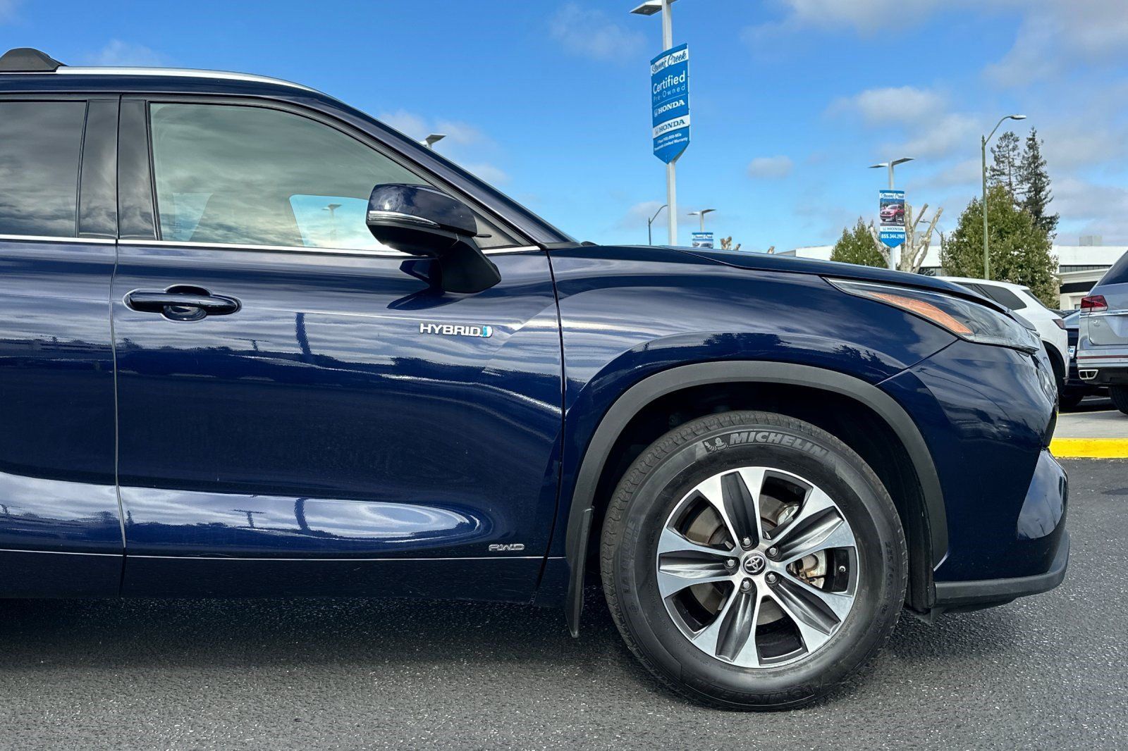 Used 2021 Toyota Highlander XLE AWD/4WD image 37