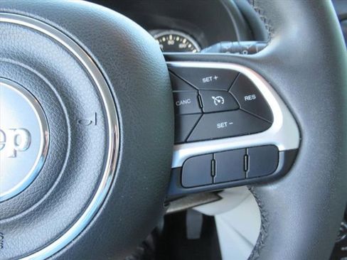 Used 2019 Jeep Renegade Latitude FWD image 22