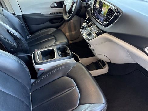 Used 2023 Chrysler Pacifica Touring-L FWD image 24