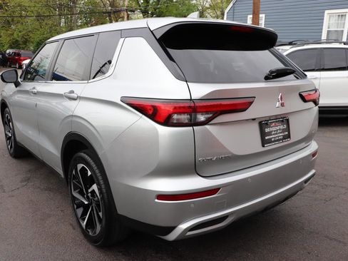 Used 2024 Mitsubishi Outlander AWD image 3