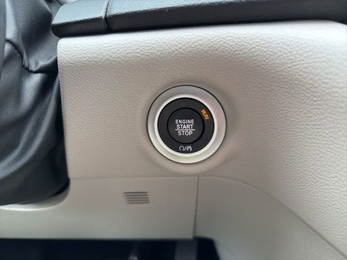 Used 2024 Chrysler Pacifica Touring-L image 38