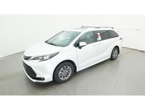 New 2026 Toyota Sienna XLE image 1