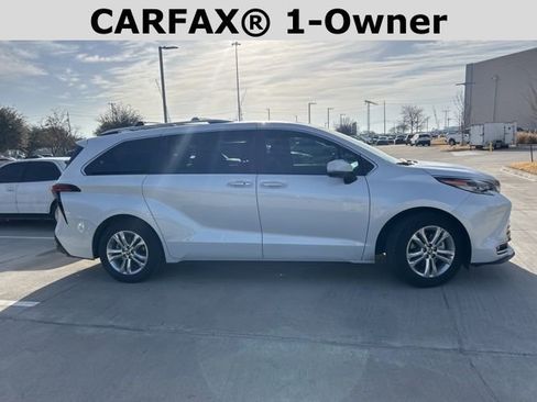 Used 2023 Toyota Sienna Platinum image 2