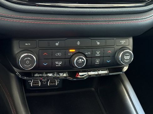 Used 2025 Dodge Durango GT AWD/4WD image 32