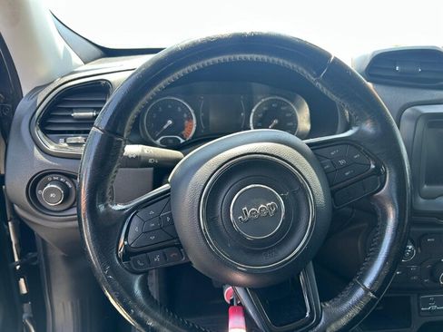 Used 2018 Jeep Renegade Altitude FWD image 17