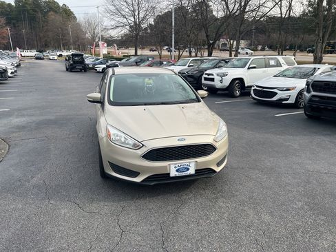 Used 2017 Ford Focus SE image 5
