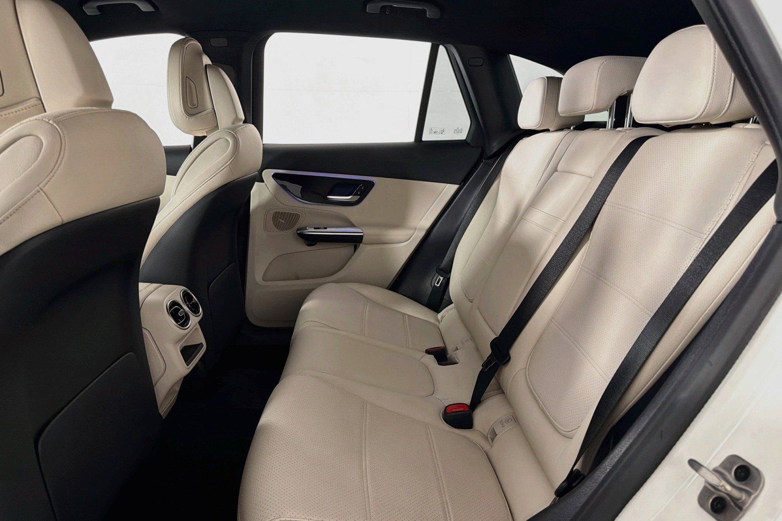 Used 2025 Mercedes-Benz GLC 350e 4MATIC image 9