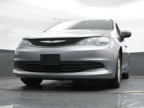 Used 2017 Chrysler Pacifica Touring FWD image 44