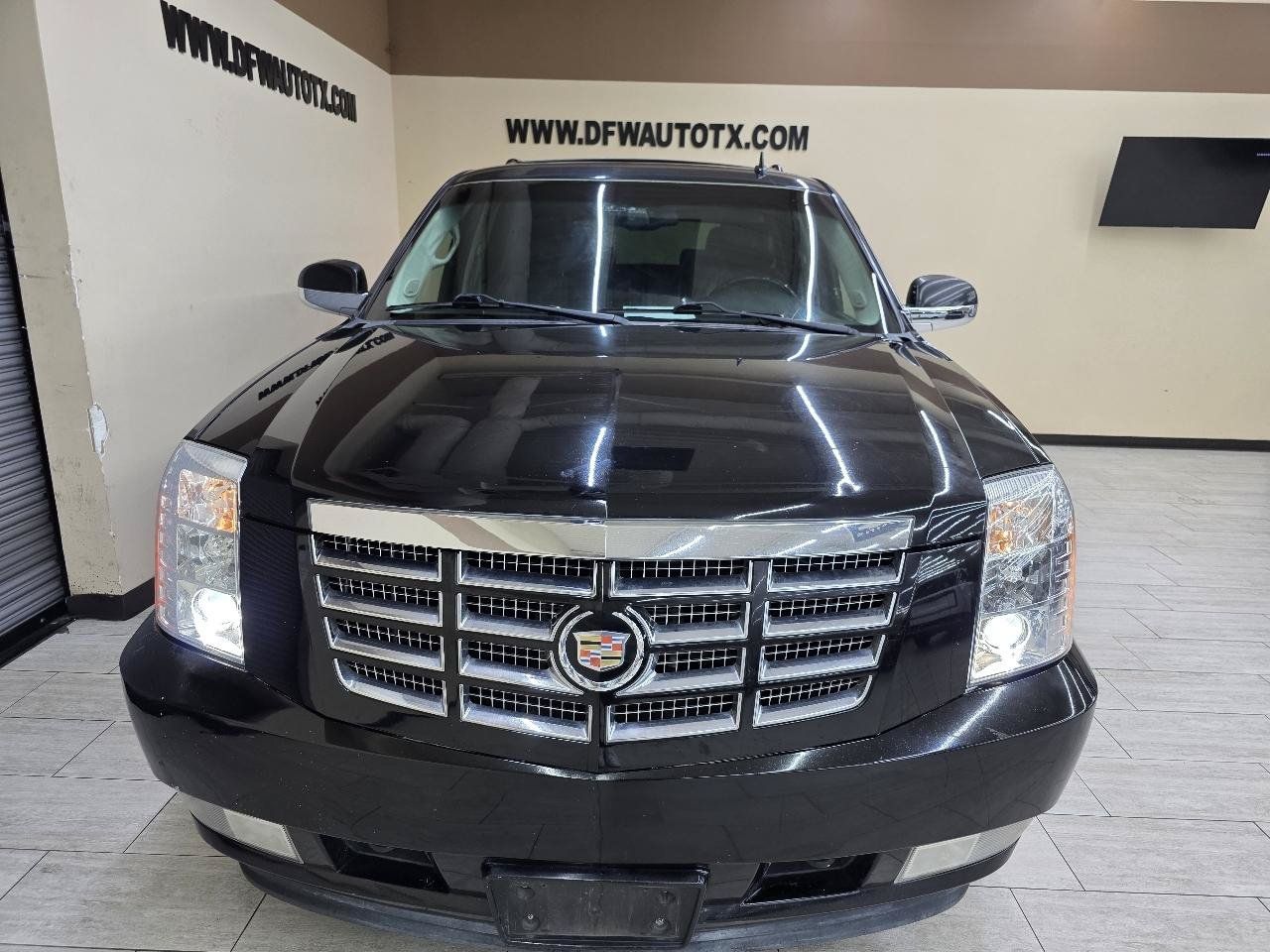 Used 2012 Cadillac Escalade Luxury RWD image 3