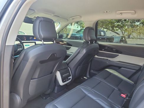 Used 2024 Lincoln Nautilus Premier AWD/4WD image 17