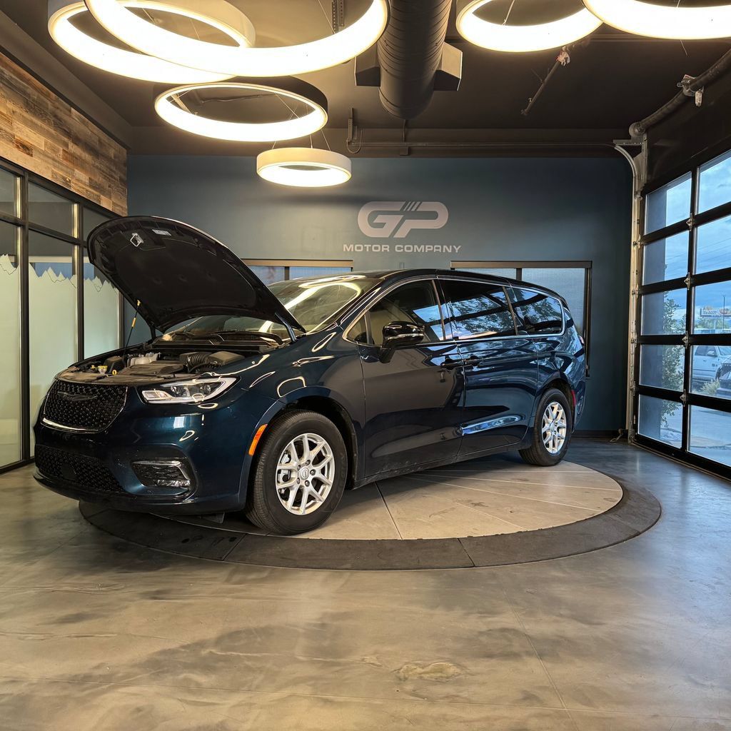 Used 2025 Chrysler Pacifica Select FWD image 26