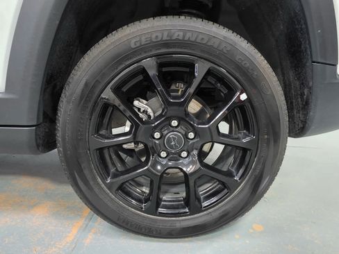 Used 2025 Jeep Compass Latitude w/ Convenience Group AWD/4WD image 11