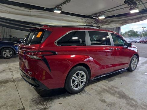 Used 2023 Toyota Sienna Limited FWD image 6