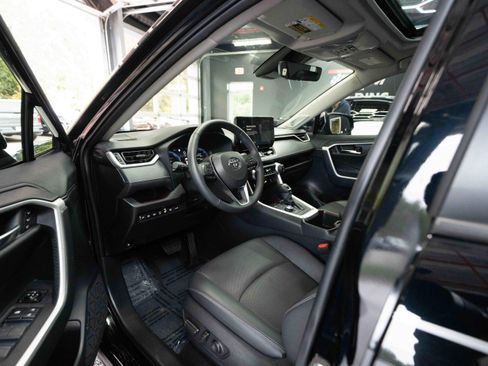 Used 2025 Toyota RAV4 Limited w/ Advanced Technology Package image 9