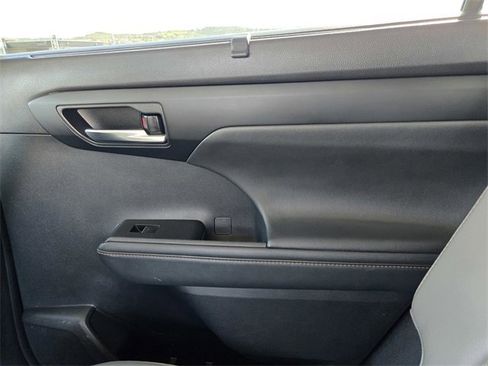 Used 2022 Toyota Highlander Bronze Edition image 13