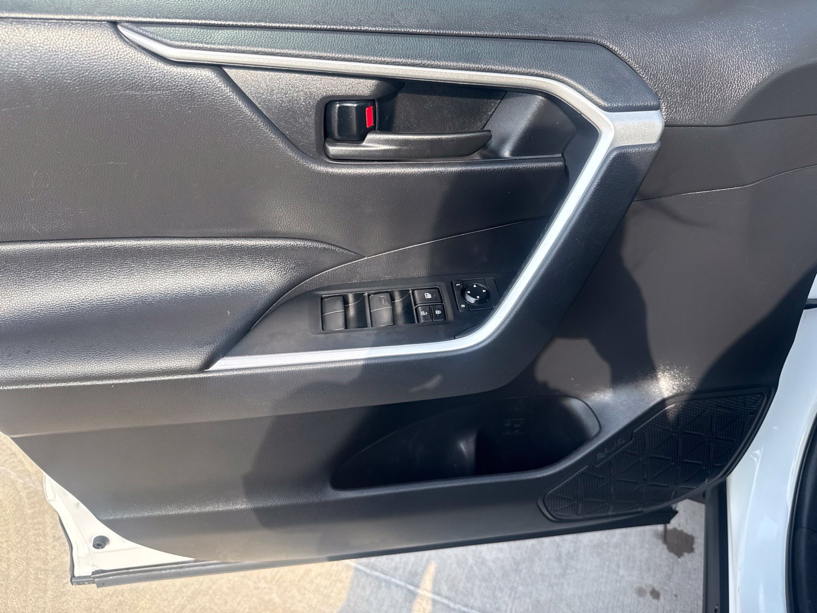 Used 2021 Toyota RAV4 LE w/ Carpet Mat Package (TMS) FWD image 9