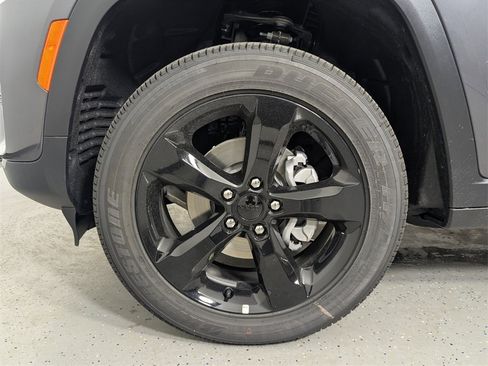 New 2025 Jeep Grand Cherokee Altitude image 9