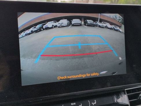 Certified 2025 Toyota Sienna XLE FWD image 22