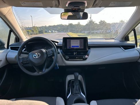 Used 2025 Toyota Corolla LE FWD image 5
