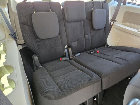 Used 2019 Dodge Grand Caravan SE w/ UConnect Hands-Free Group FWD image 11