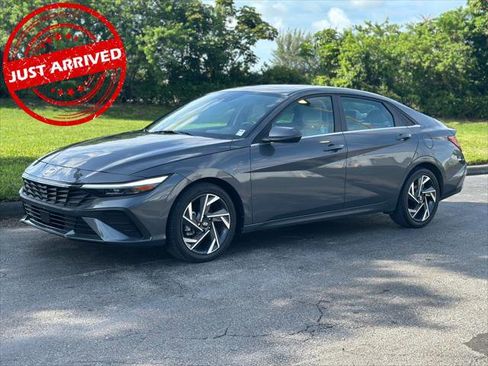 Used 2025 Hyundai Elantra Limited FWD image 2