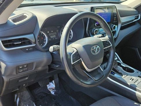 Used 2024 Toyota Highlander LE AWD/4WD image 11