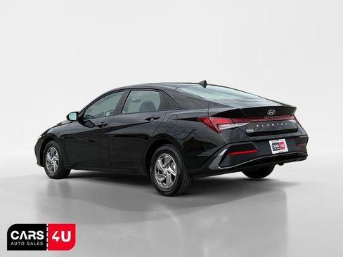 Used 2025 Hyundai Elantra SE w/ Cargo Package FWD image 5