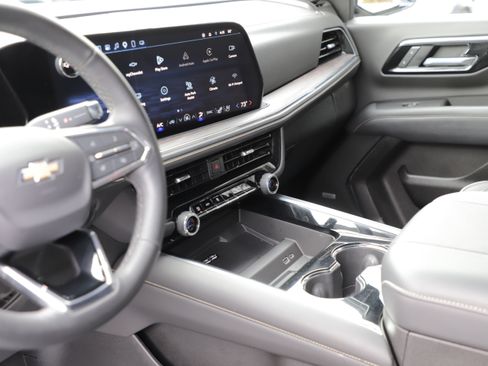 Used 2025 Chevrolet Tahoe Premier AWD/4WD image 23