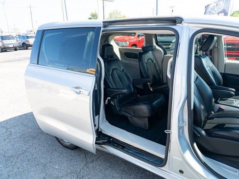 Used 2023 Chrysler Pacifica Touring-L FWD image 14