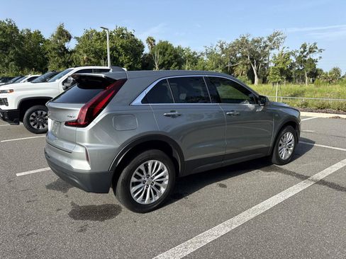 Used 2024 Cadillac XT4 Luxury w/ Cold Weather Package FWD image 3