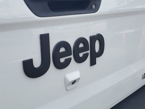 Used 2022 Jeep Gladiator Overland w/ Popular Equipment Package image 5