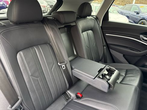 Used 2022 Audi e-tron Premium w/ Convenience Plus Package image 32