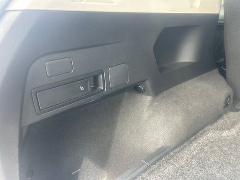 Used 2022 Volkswagen Tiguan SE AWD/4WD image 24