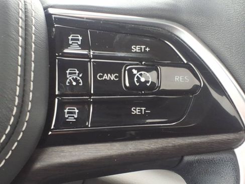 Used 2022 Jeep Grand Cherokee L Overland w/ Luxury Tech Group IV AWD/4WD image 19