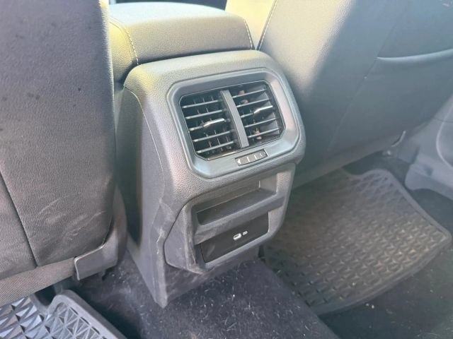Used 2025 Volkswagen Taos SE AWD/4WD image 18