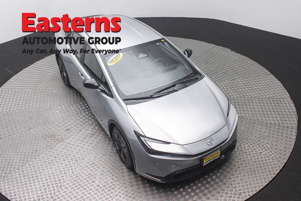 Used 2025 Toyota Prius LE FWD image 5