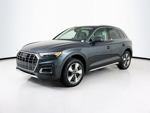 Used 2024 Audi Q5 Premium w/ Convenience Package image 3