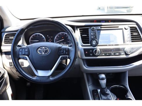 Used 2017 Toyota Highlander FWD V6 image 32