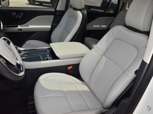 New 2026 Lincoln Aviator AWD image 33