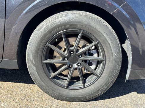 Used 2022 Kia Carnival LX image 7