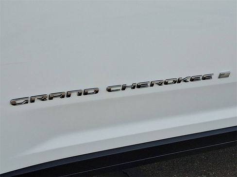 Used 2024 Jeep Grand Cherokee L Laredo image 30