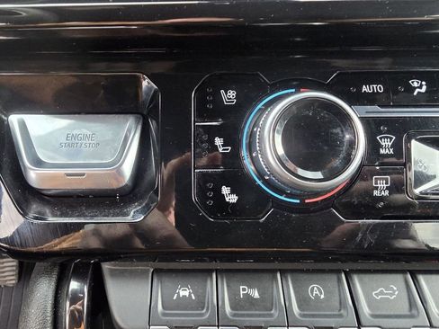 Used 2024 GMC Sierra 1500 AT4 w/ Technology Package AWD/4WD image 7