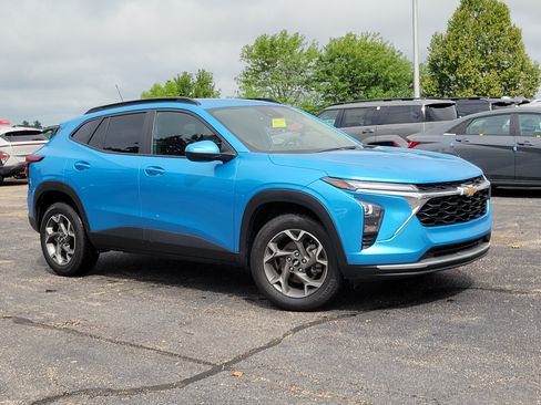 Used 2025 Chevrolet Trax LT FWD image 1