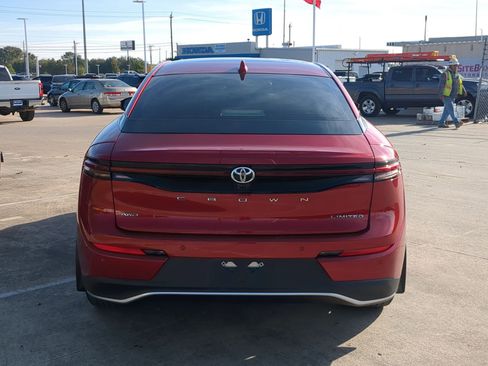 Used 2023 Toyota Crown Limited image 5