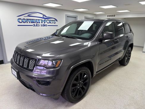 Used 2017 Jeep Grand Cherokee Altitude AWD/4WD image 2