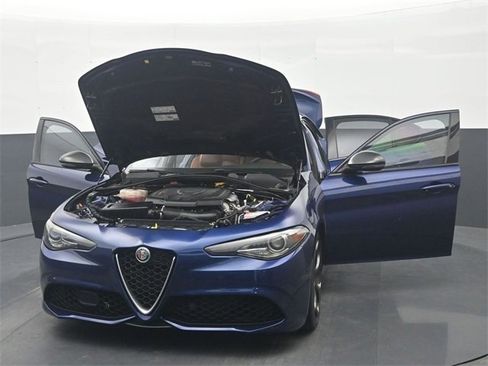Used 2019 Alfa Romeo Giulia image 36
