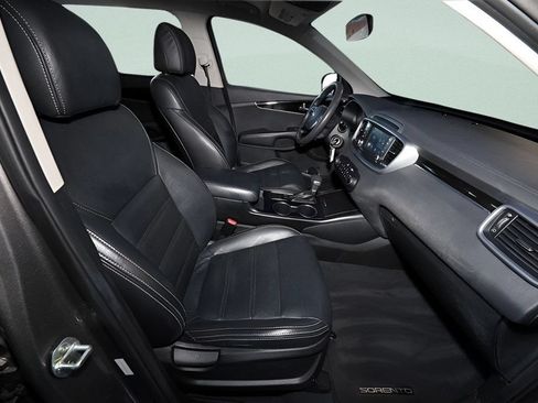 Used 2019 Kia Sorento FWD image 12